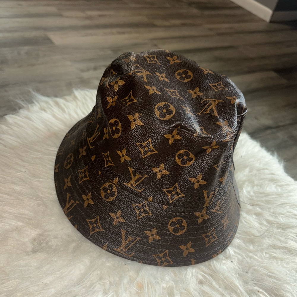 L V BUCKET HAT